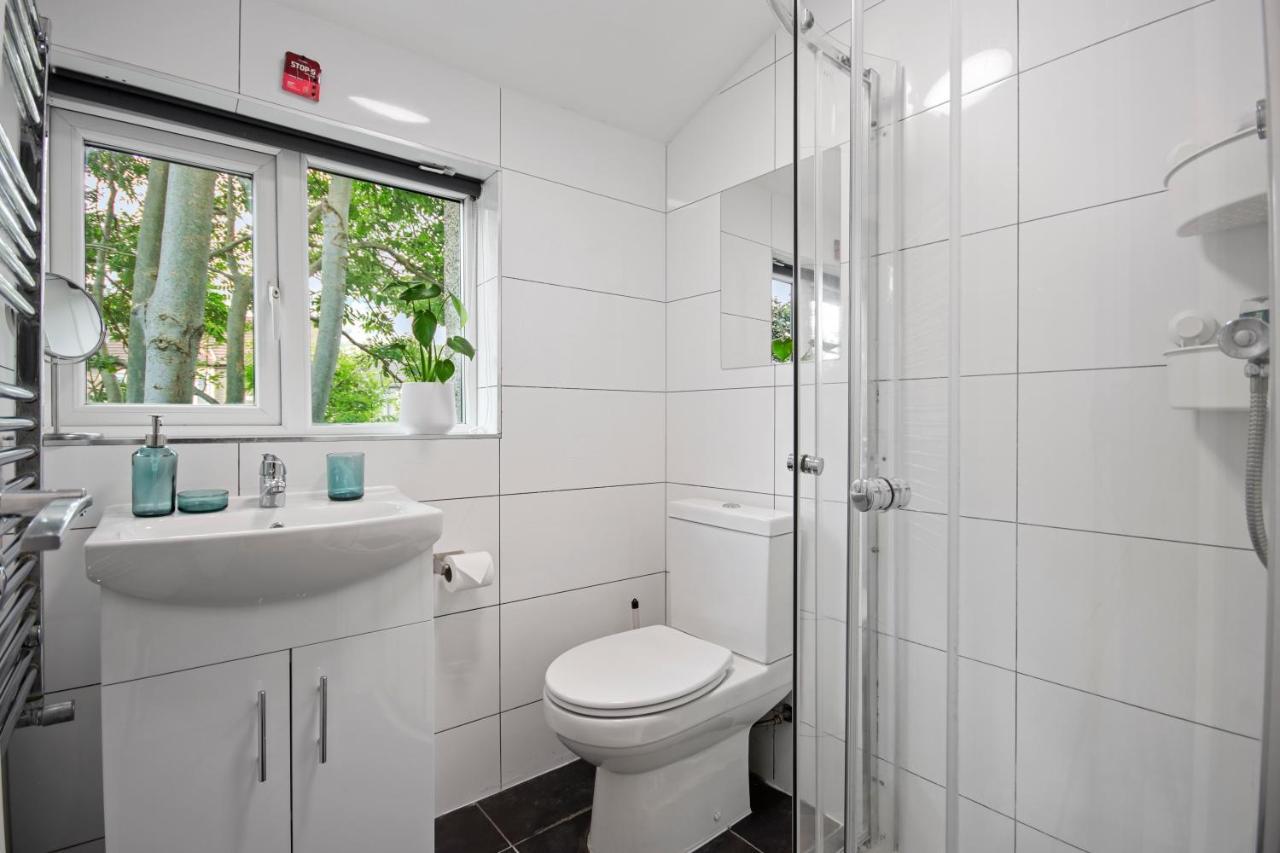 Modern 2 Bed East By Rebby Sleeps 5 Near Canning Town Station Apartment