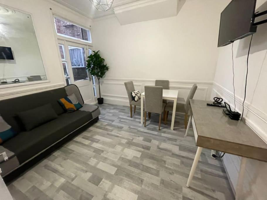 Ground Floor 2 Bed Flat With Garden North Apartment *