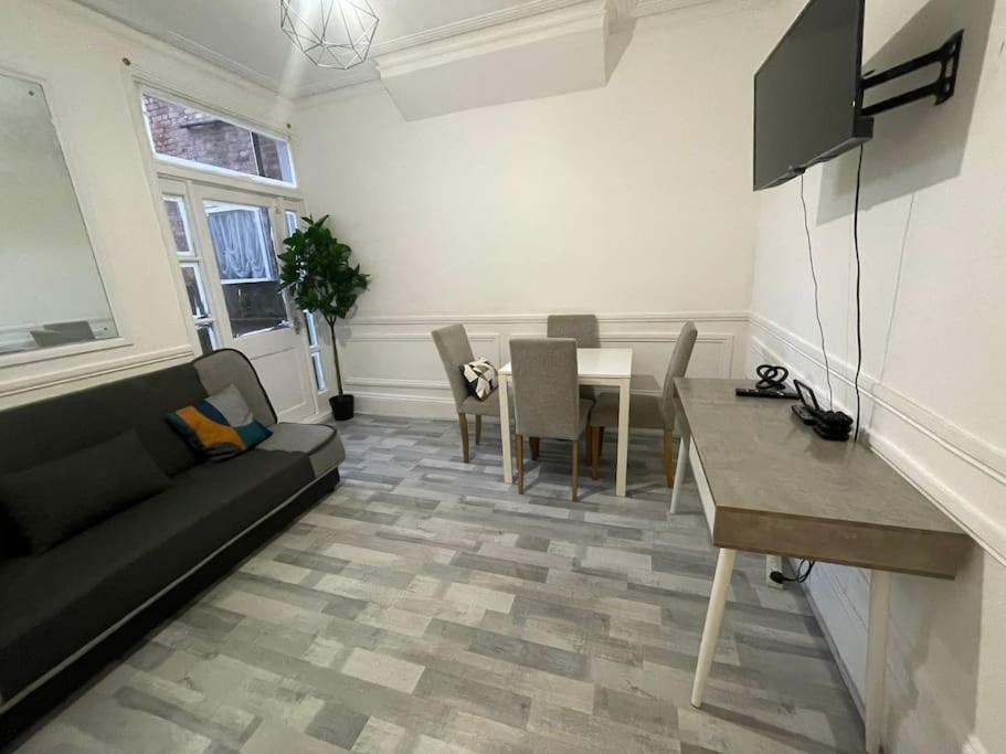 Apartment Ground Floor 2 Bed Flat With Garden North London