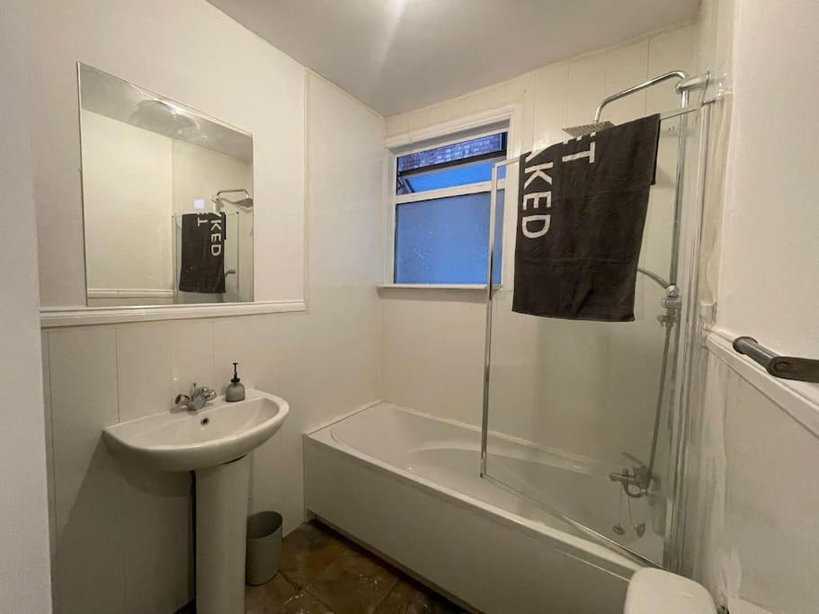 Ground Floor 2 Bed Flat With Garden North * London