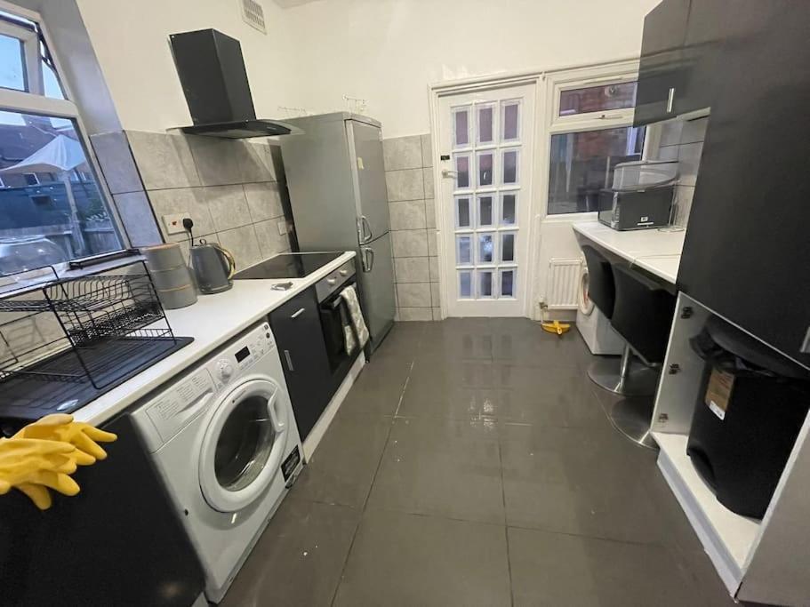 Ground Floor 2 Bed Flat With Garden North * London