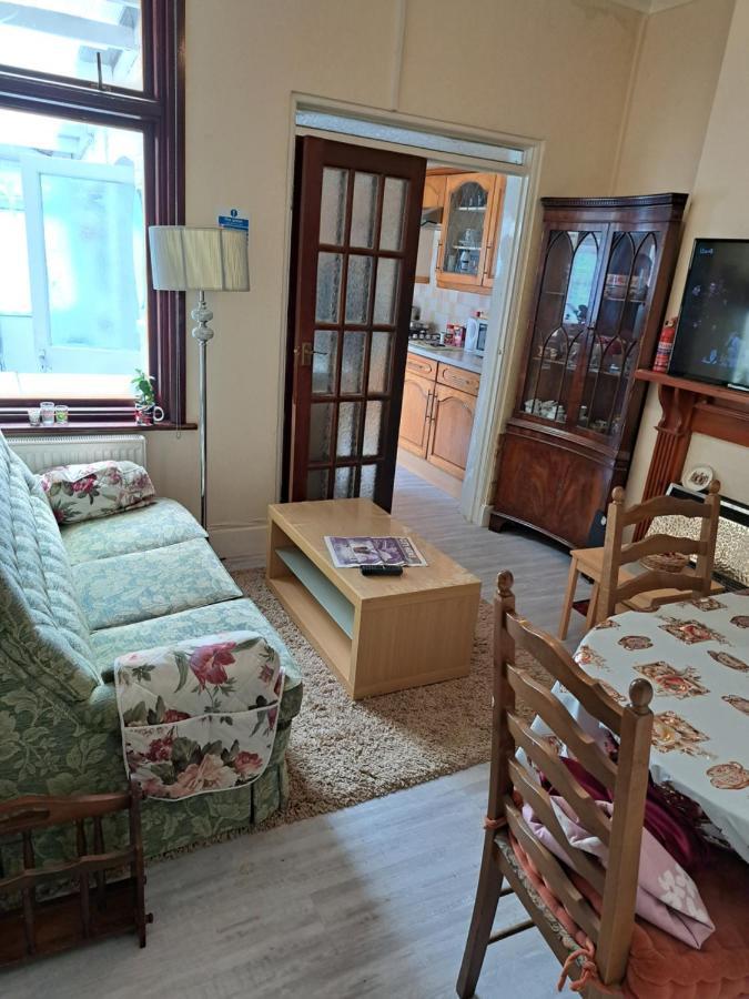 Luxury 5 Bedroom Near Seven Kings Train Station- 5 Room, 6 Bed And Sleeps 8 Guest Holiday home