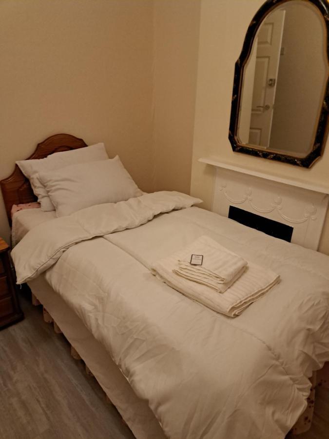 Luxury 5 Bedroom Near Seven Kings Train Station- 5 Room, 6 Bed And Sleeps 8 Guest Holiday home *