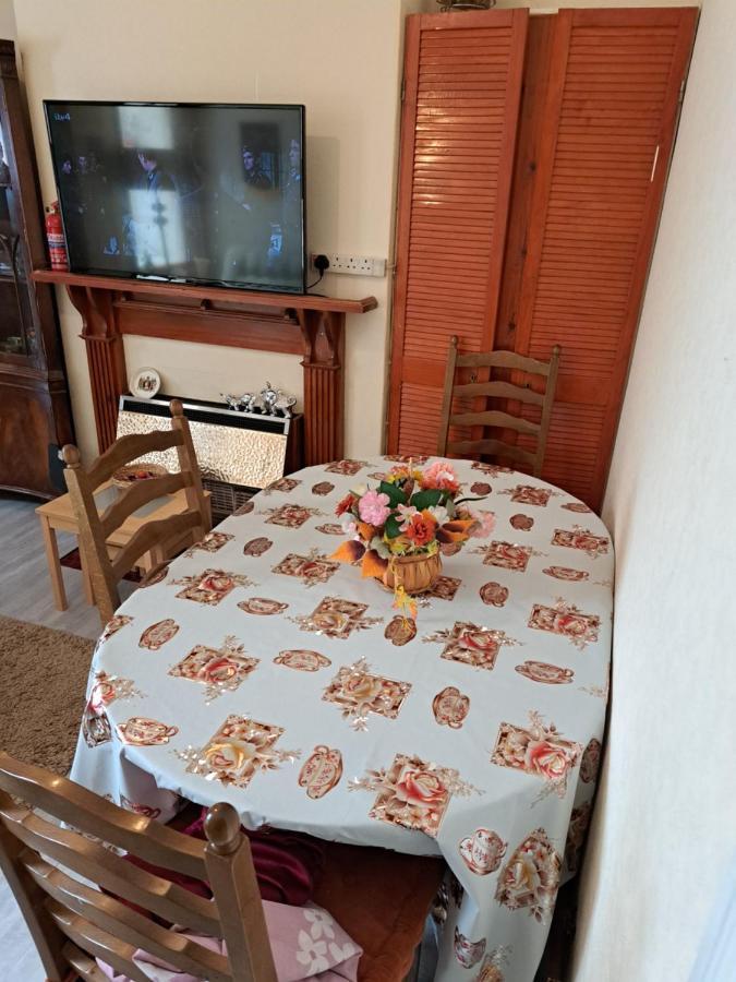 Luxury 5 Bedroom Near Seven Kings Train Station- 5 Room, 6 Bed And Sleeps 8 Guest *