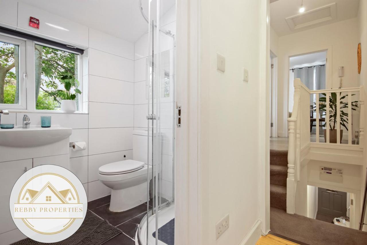 Modern 2 Bed East By Rebby Sleeps 5 Near Canning Town Station Apartment *
