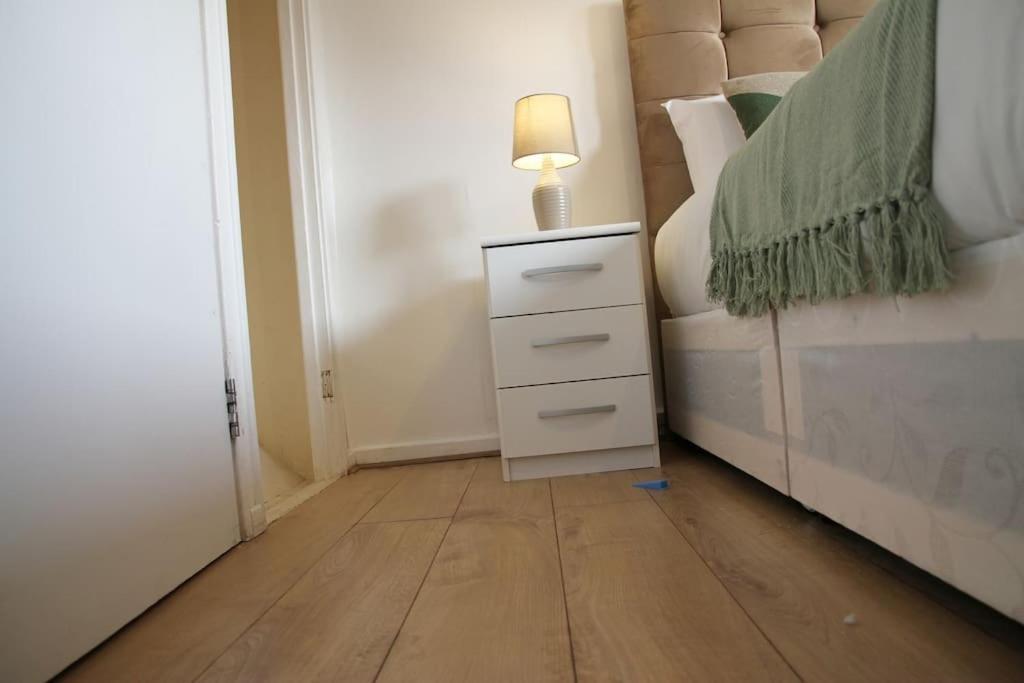 Ensuite With Kitchen Modern Large Double-bed In Zone 2 * London