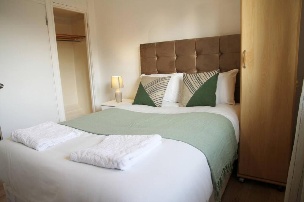 Ensuite With Kitchen Modern Large Double-bed In Zone 2 London