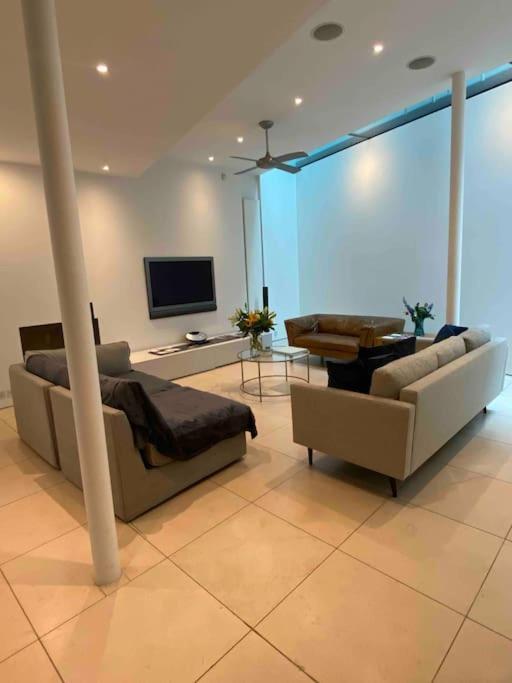 Stunning 4 Bed Mews House With Patio * Londen