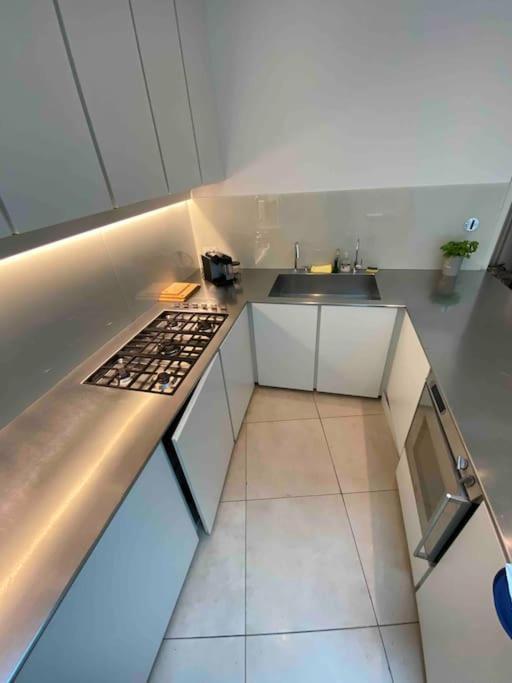 Stunning 4 Bed Mews House With Patio Londen