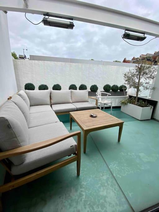 Stunning 4 Bed Mews House With Patio * Londen