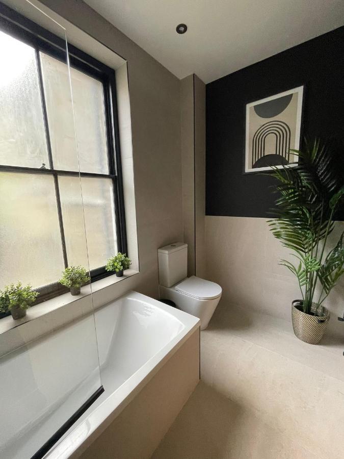 Luxury 2 Bed 1 Bath In By Graceful * London