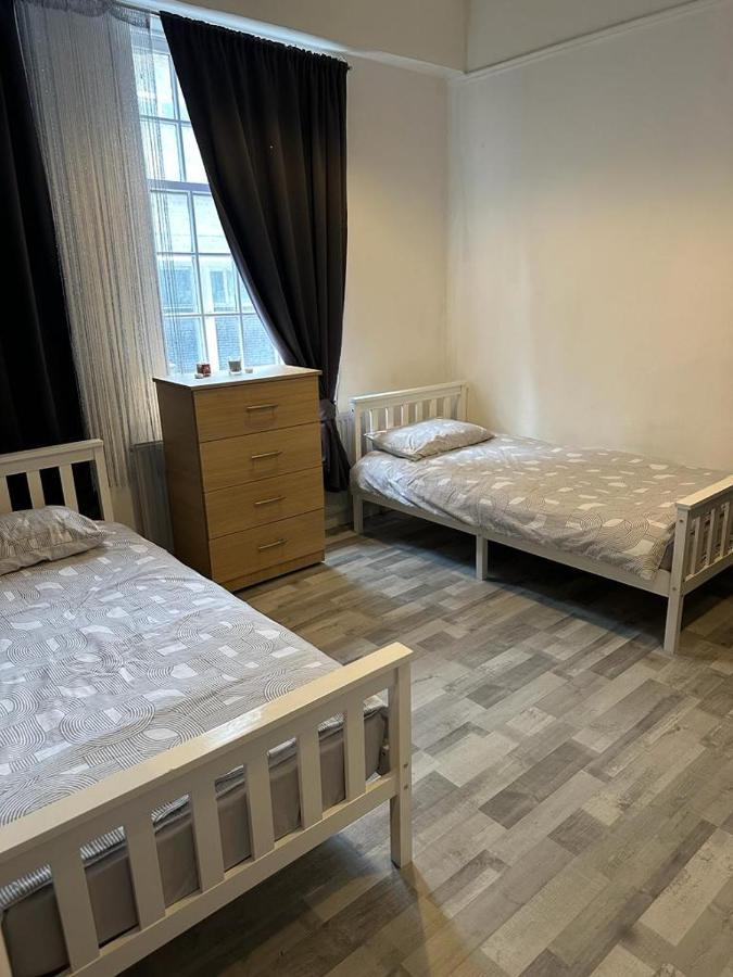 Central Location, Close To Bars Restaurants And Train Stations Londen