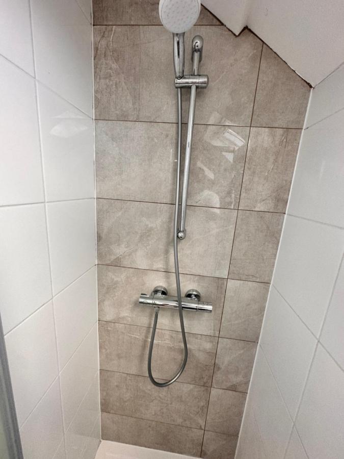Double And Single In Bromley By Bow Guest house London