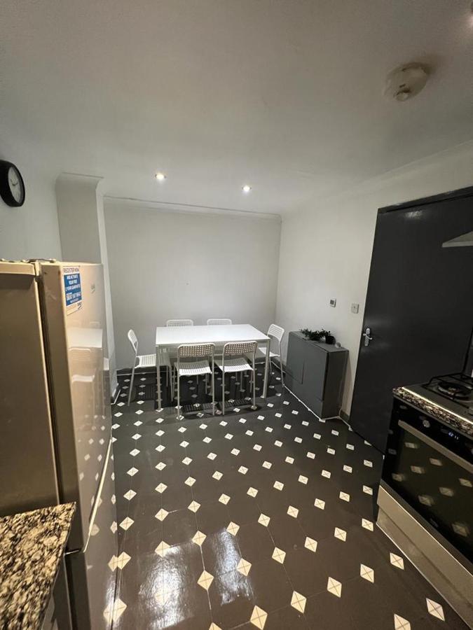 3 Bedroom Flat In King's Cross, St Pancras's. 8 People