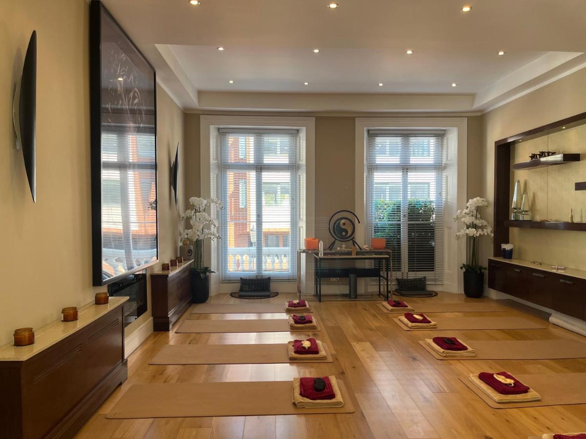 Mansion Queensberry Homestay London