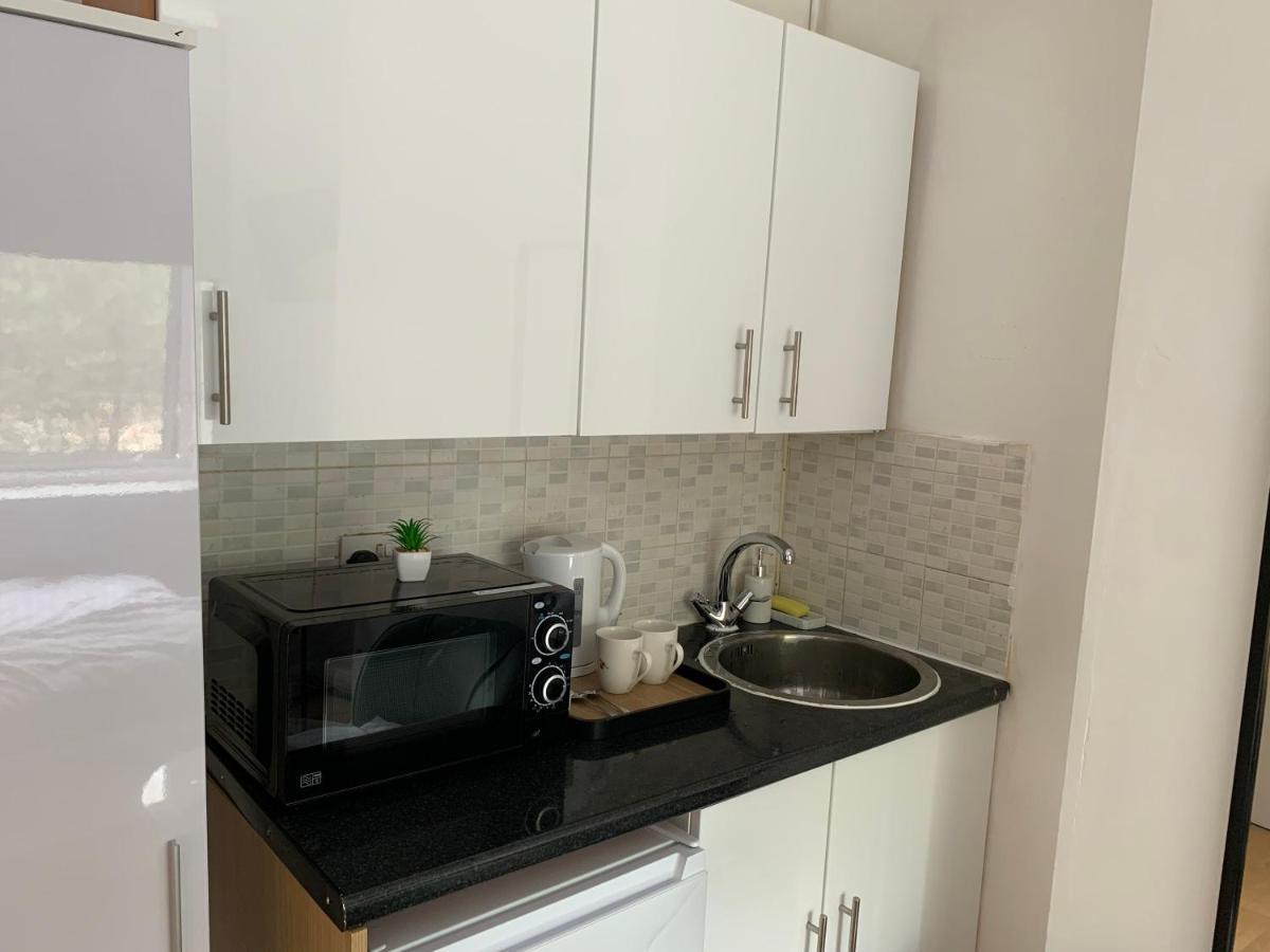 Private Studio Flat In Apartment *