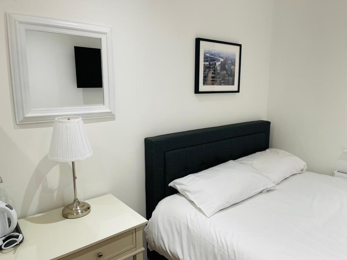 Riverside En Double E14 Guest house *