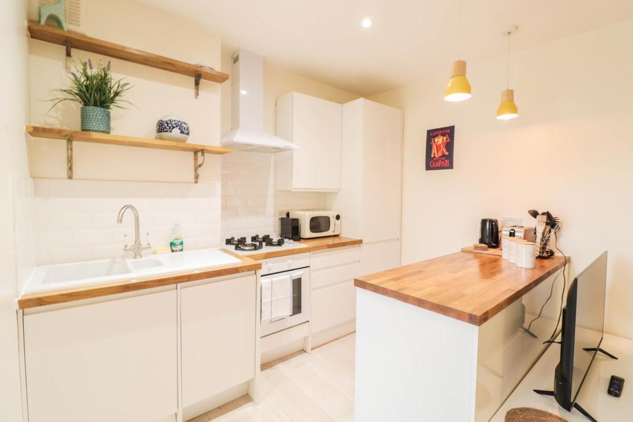Apartment Beautiful 2-Bedroom Flat Just Steps From Oval Station *