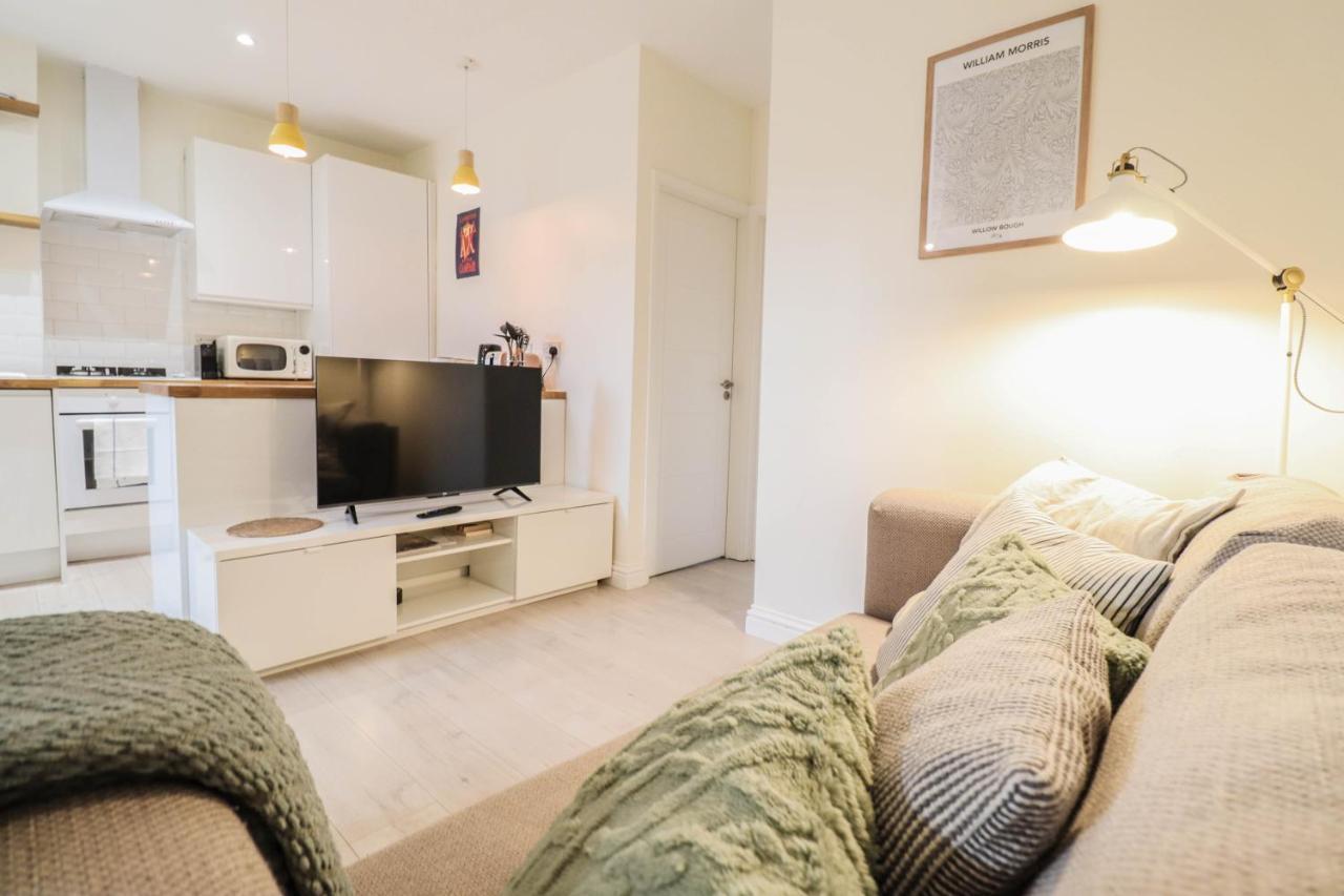Right By Oval Station 2-bed Flat ! Free Wifi! Londen