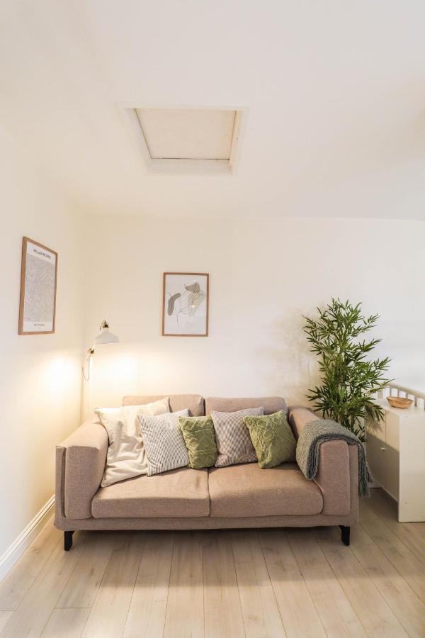 Beautiful 2-Bedroom Flat Just Steps From Oval Station Apartment London