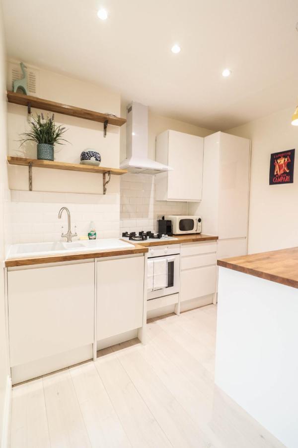 Beautiful 2-Bedroom Flat Just Steps From Oval Station Apartment