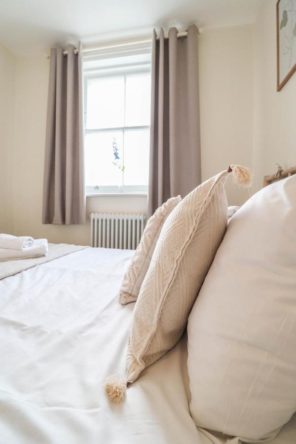 Beautiful 2-Bedroom Flat Just Steps From Oval Station Apartment *