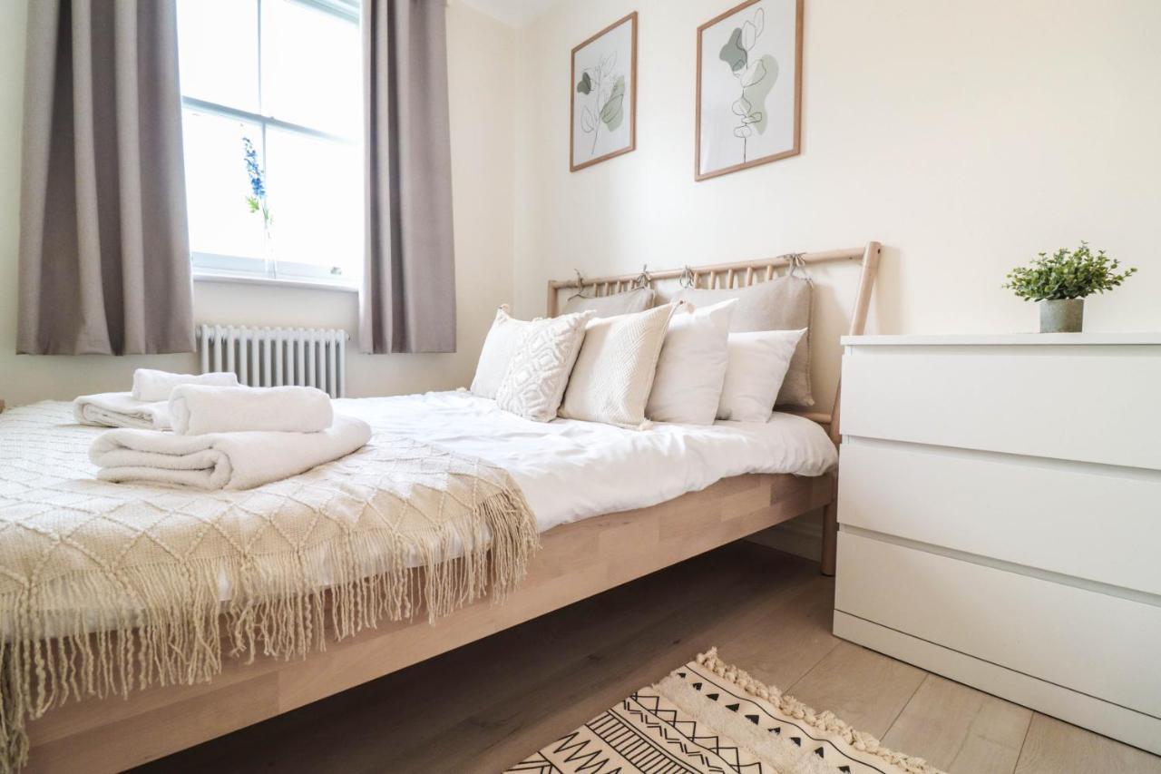 Beautiful 2-Bedroom Flat Just Steps From Oval Station Apartment