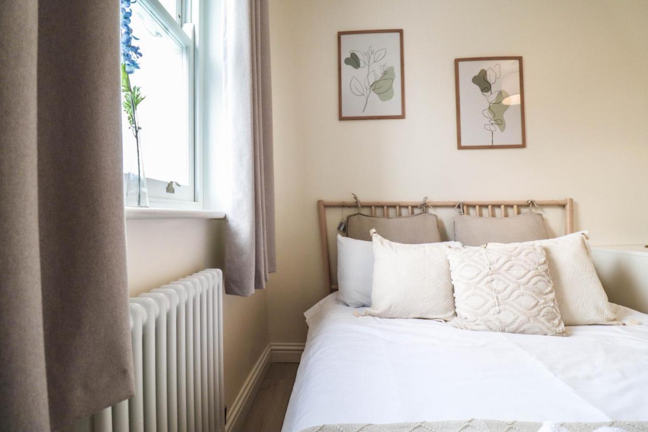 Beautiful 2-Bedroom Flat Just Steps From Oval Station Apartment London