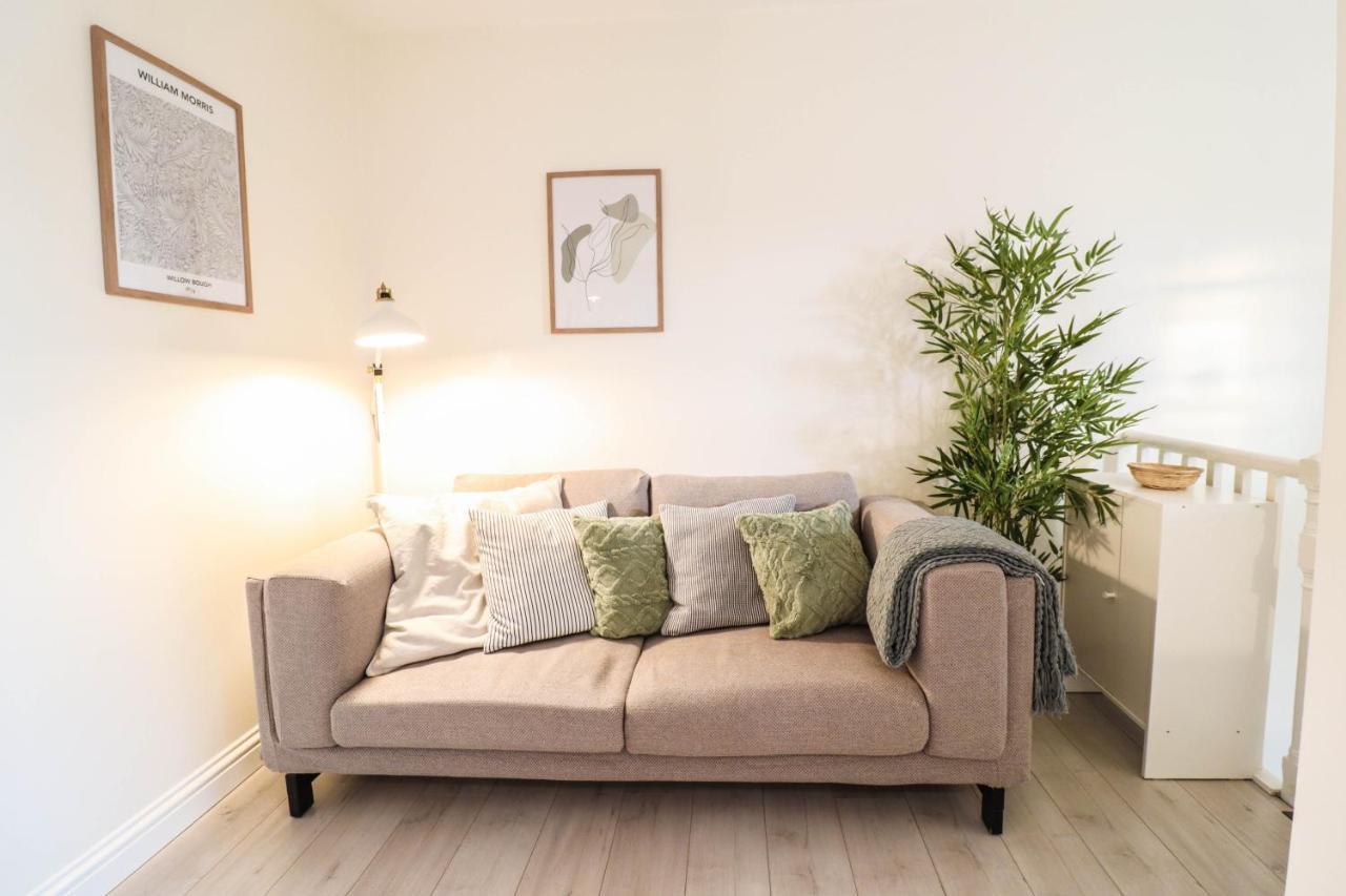 Beautiful 2-Bedroom Flat Just Steps From Oval Station Apartment *