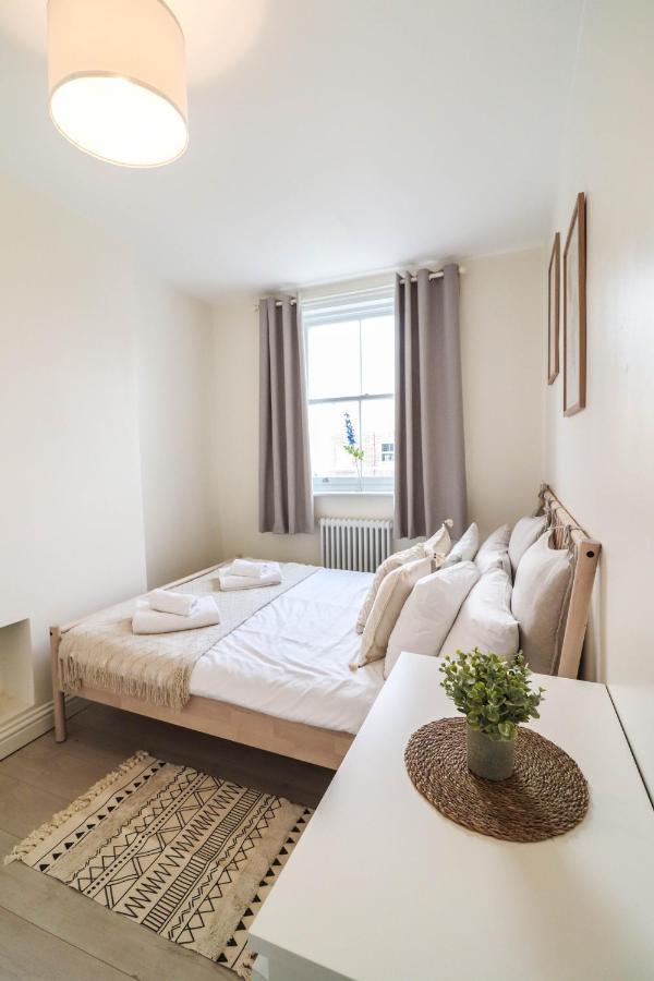 Beautiful 2-Bedroom Flat Just Steps From Oval Station London