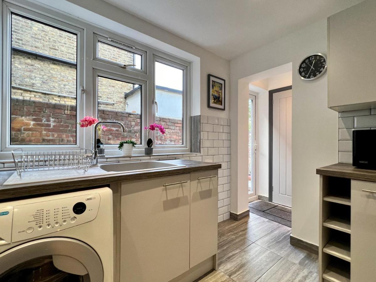 Holiday home Clarence House 3 Bedrooms 8min To Station E17 North East