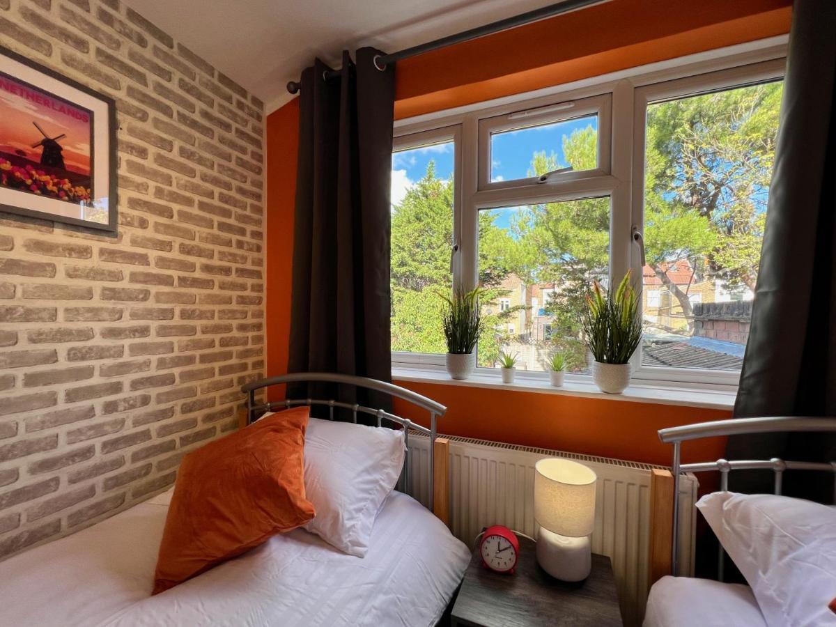 Clarence House 3 Bedrooms 8min To Station E17 North East *