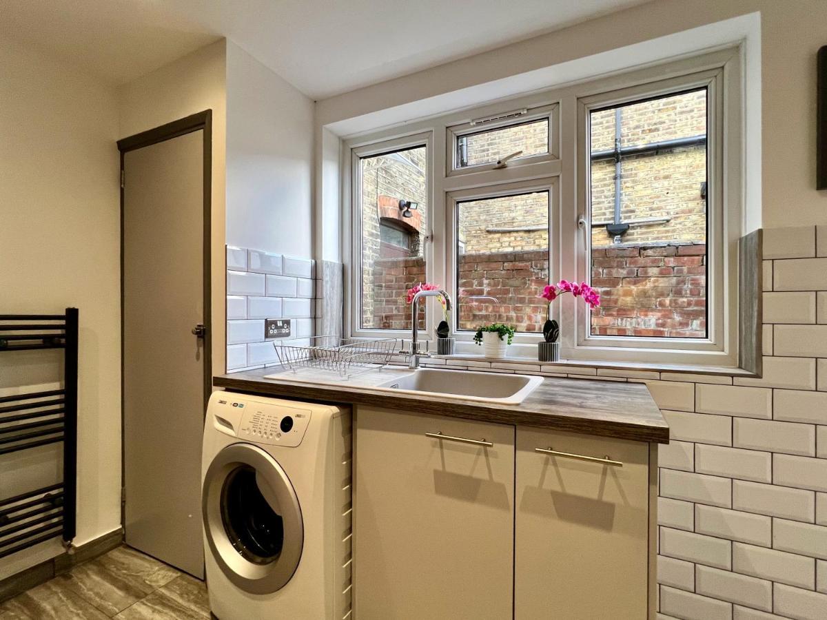 Clarence House 3 Bedrooms 8min To Station E17 North East Holiday home London
