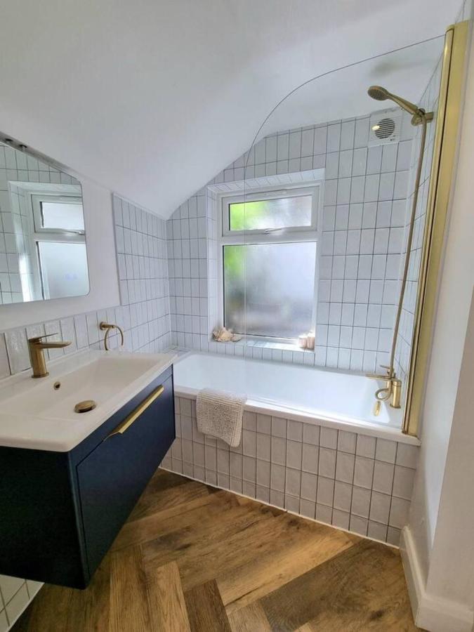 Appartement Spacious & Renovated 1-bed Garden Flat In Londen