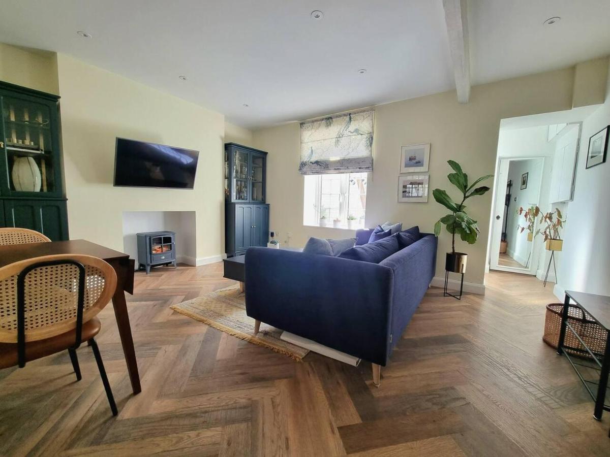 Appartement Spacious & Renovated 1-bed Garden Flat In Londen