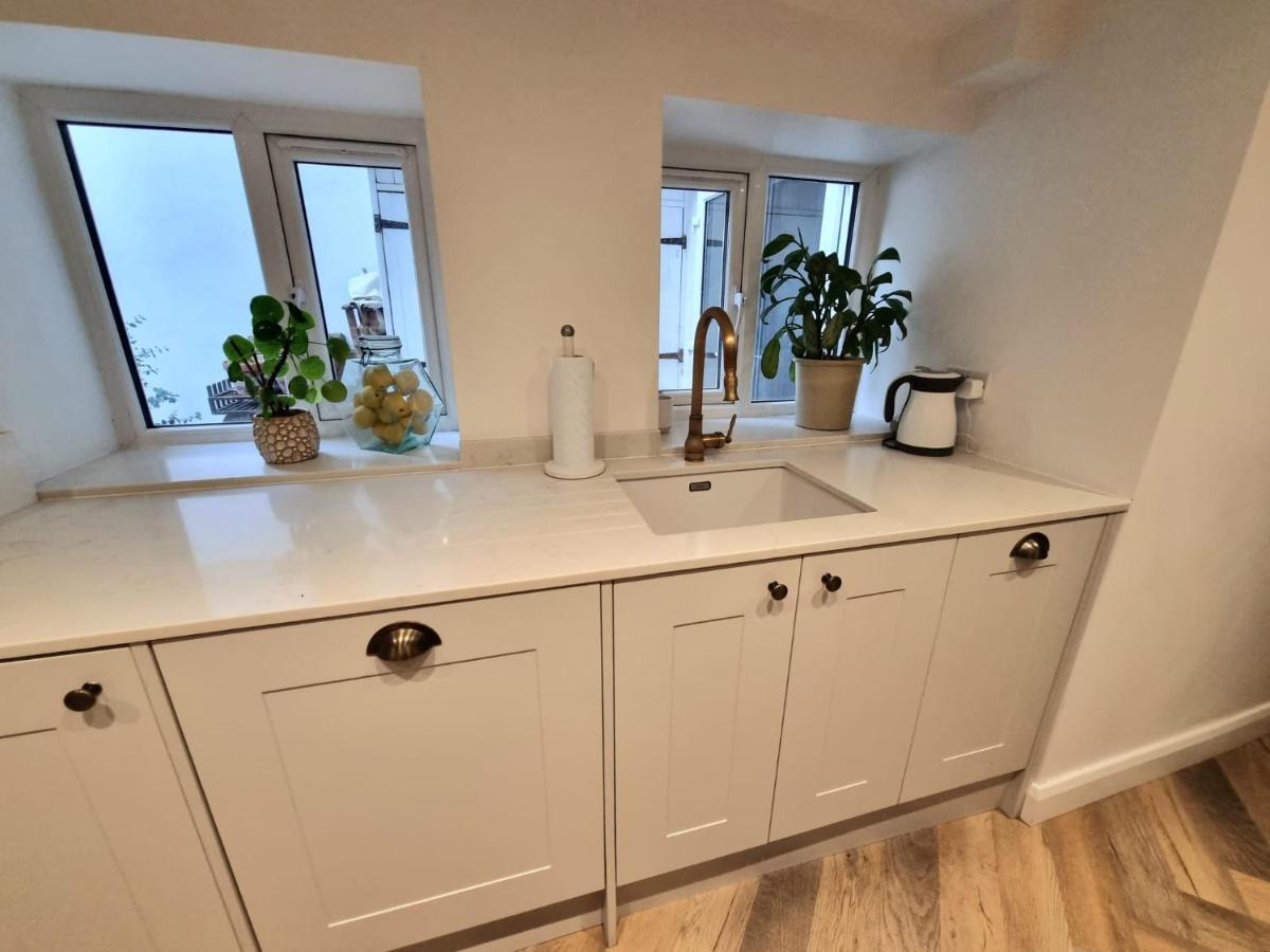 Spacious & Renovated 1-bed Garden Flat In *