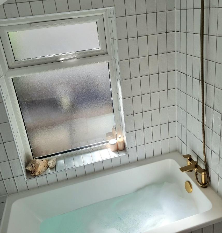 Appartement Spacious & Renovated 1-bed Garden Flat In Londen