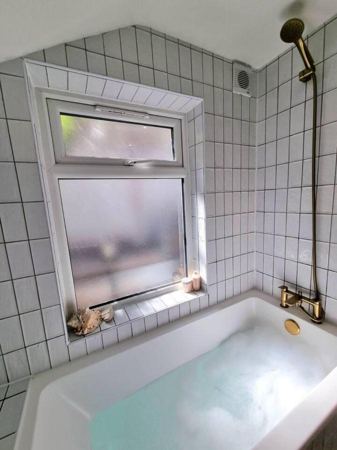 Spacious & Renovated 1-bed Garden Flat In * Londen