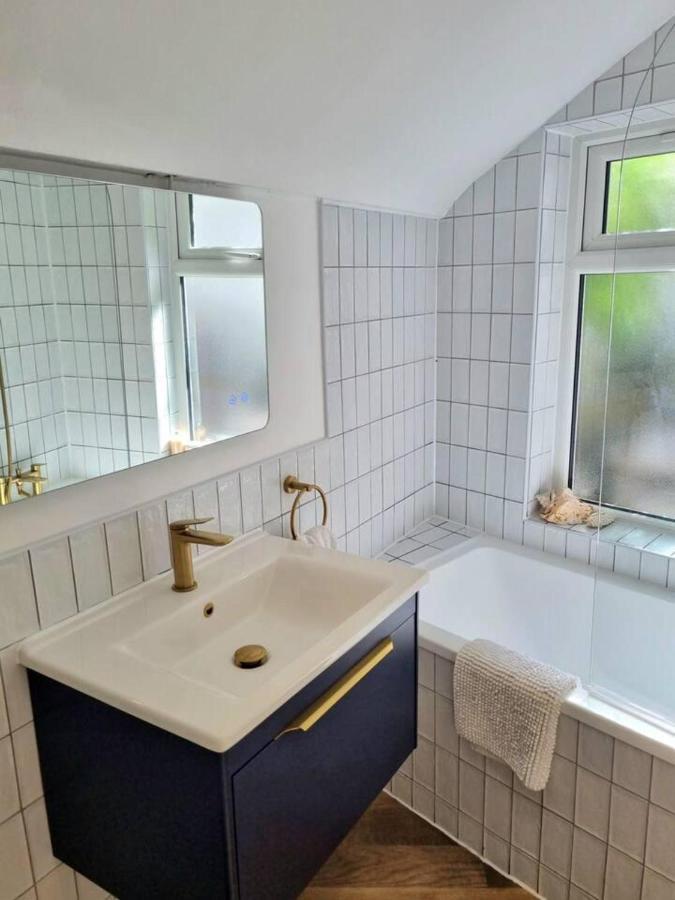 Appartement Spacious & Renovated 1-bed Garden Flat In