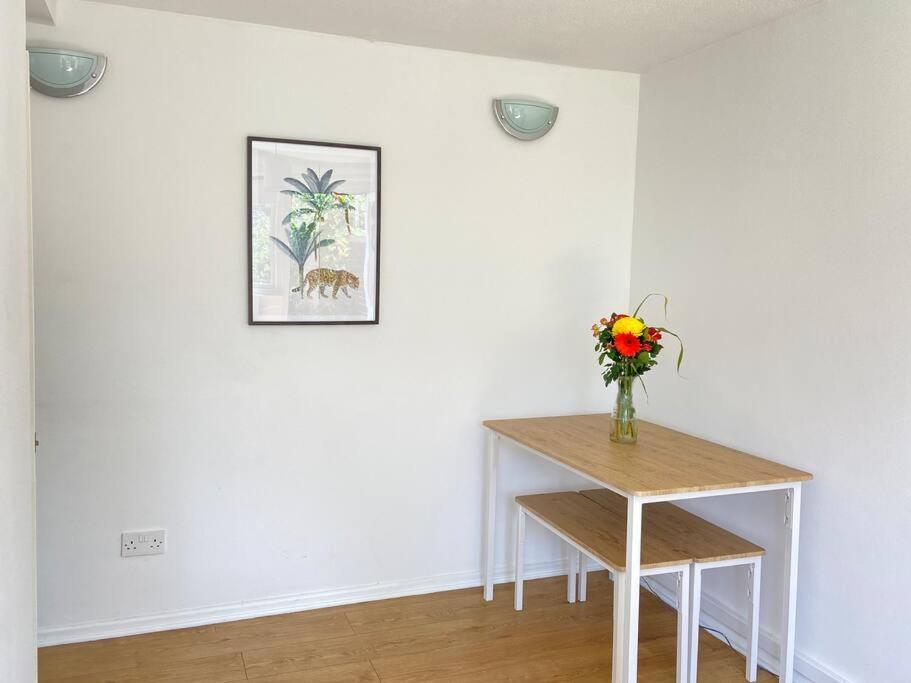 Stylish & Tranquil Flat With Excellent Connections London