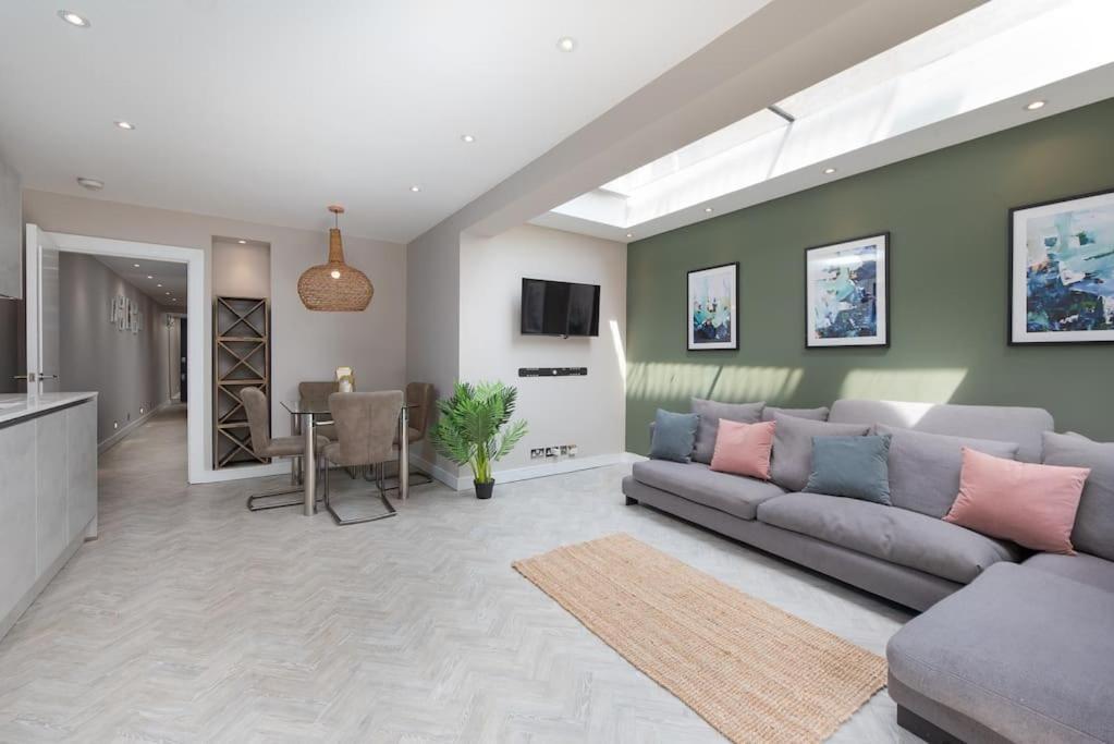 West Kensington By Capital Apartment *