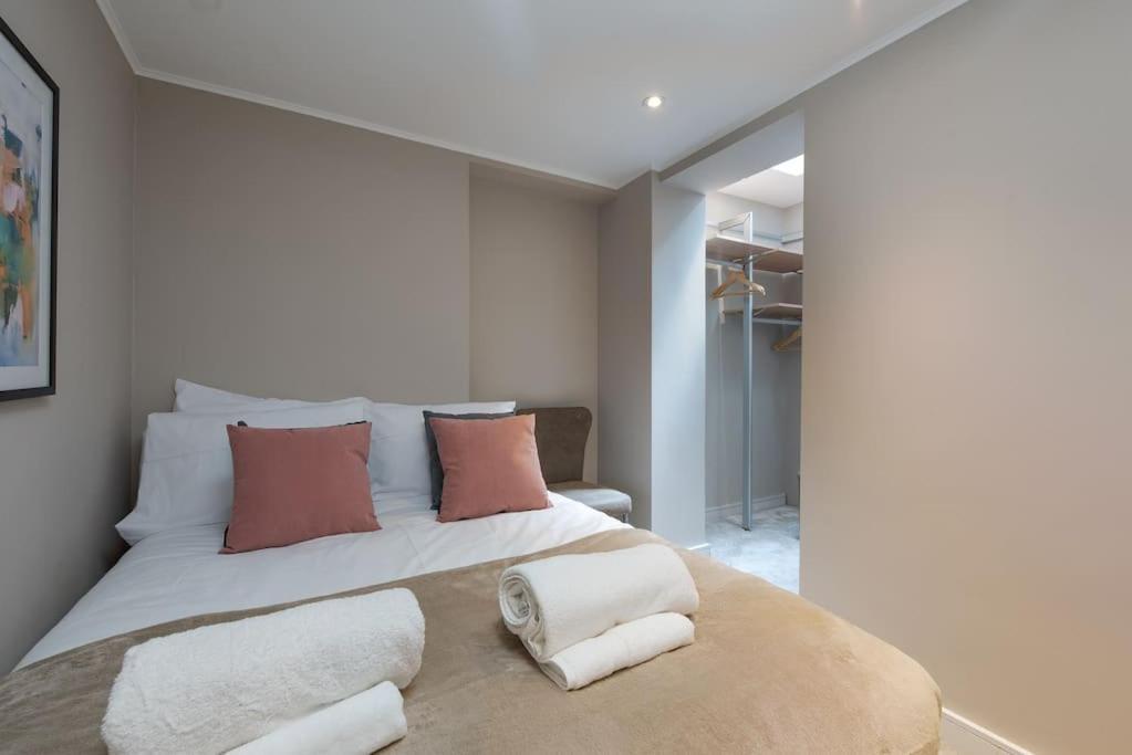 West Kensington By Capital * London