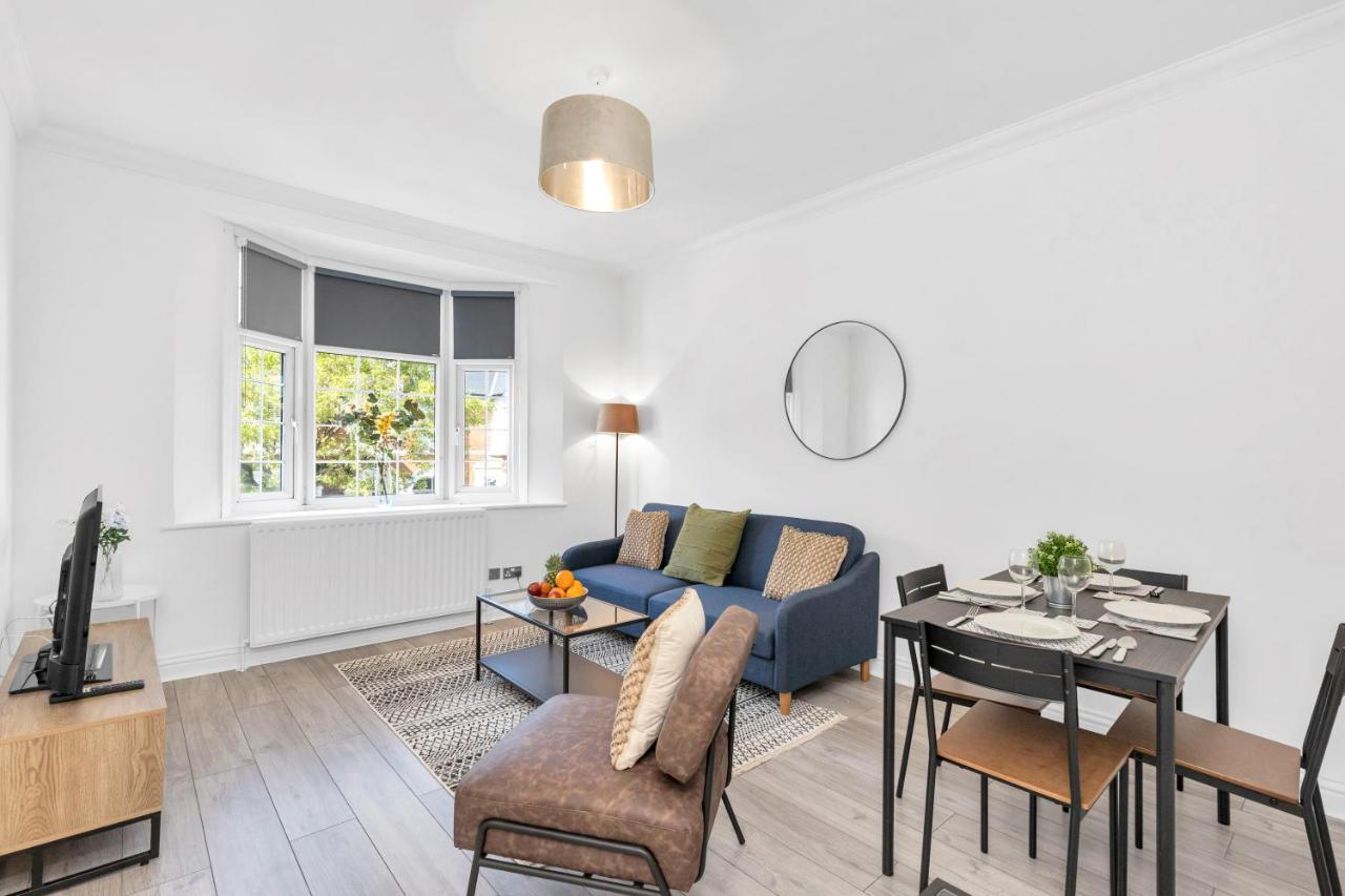 Modern Two Bedroom With Free Parking! Apartment *