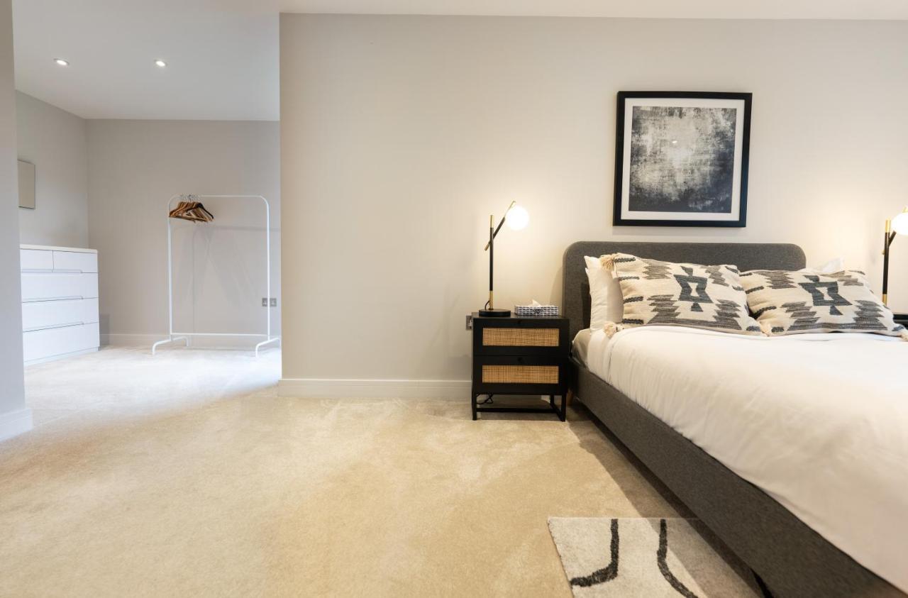 The Hampstead Place - Elegant 3bdr Flat With Patio Apartment *