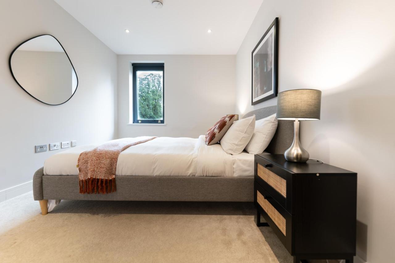 The Hampstead Place - Elegant 3bdr Flat With Patio Apartment *