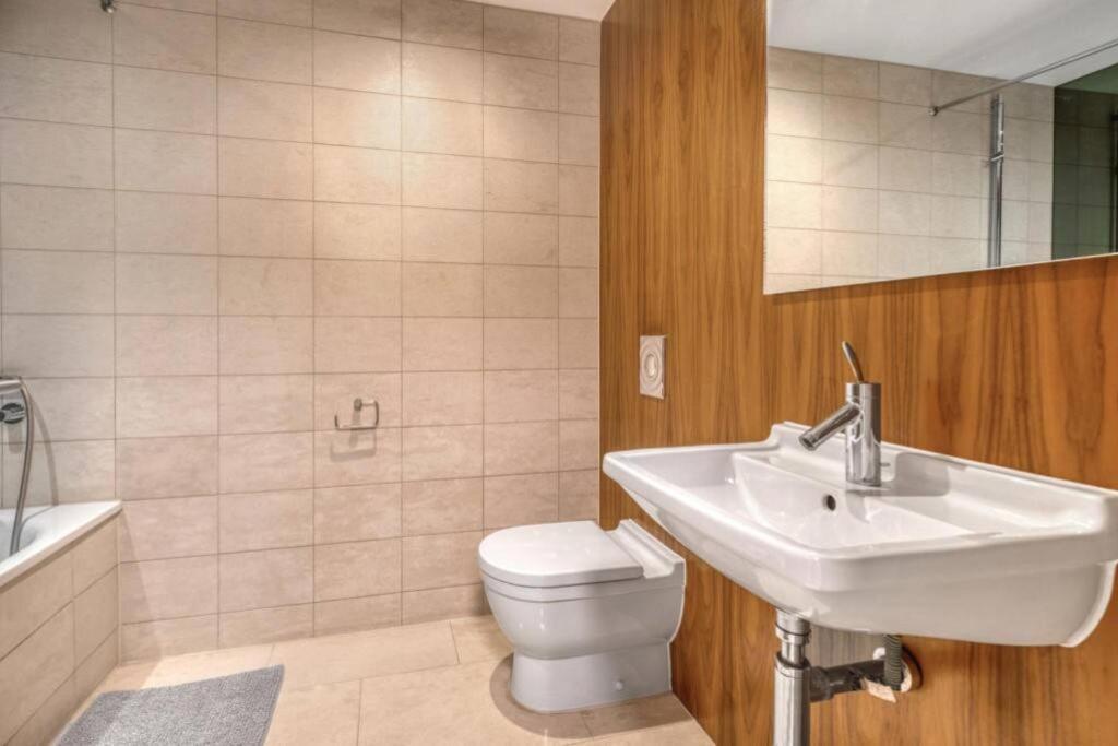 Apartment Exquisite 2 Bed Soho Central Sleeps 6 London