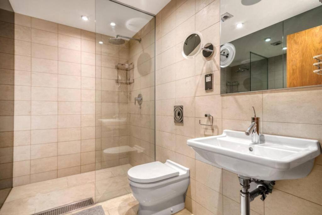 Exquisite 2 Bed Soho Central Sleeps 6 Apartment London