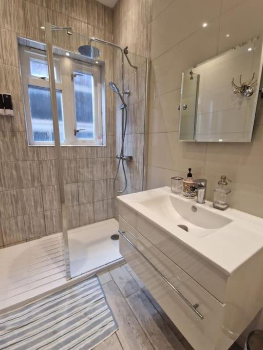 Quintessentially 'london' Flat Apartment London