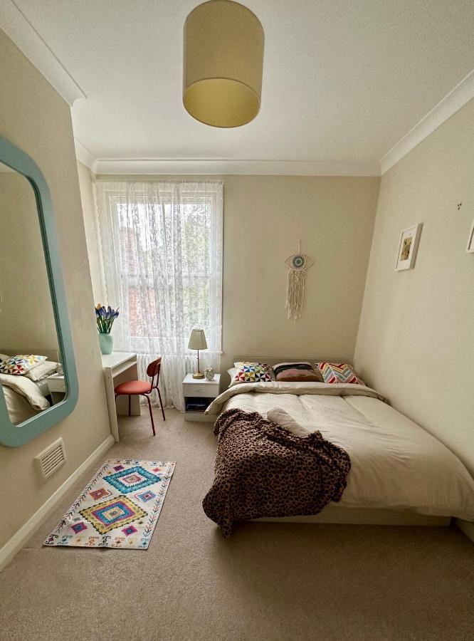 Accommodatie bij particulieren Cosy 3 Bedroom Flat Nearby Willsden Londen