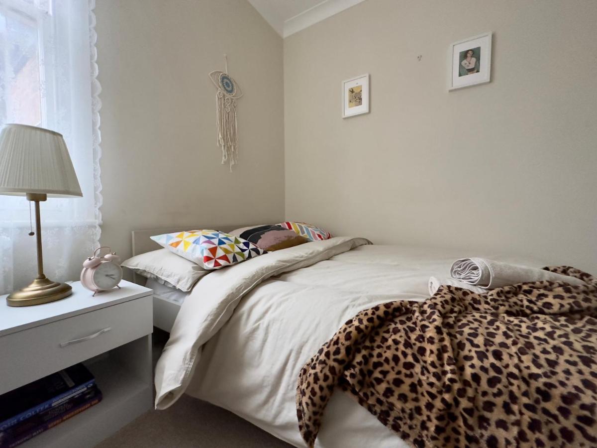 Cosy 3 Bedroom Flat Nearby Willsden Londen